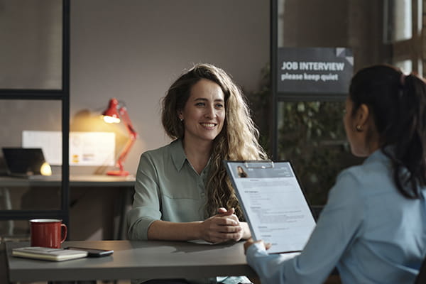 HR recruiter interviews a candidate